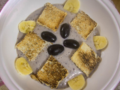 Black and white smoothie bowl with Grapes and banana